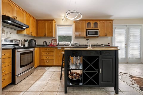 Bright & Cozy Cottage in the Heart of Dartmouth