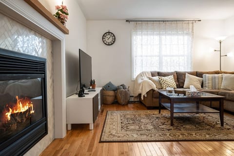 Bright & Cozy Cottage in the Heart of Dartmouth