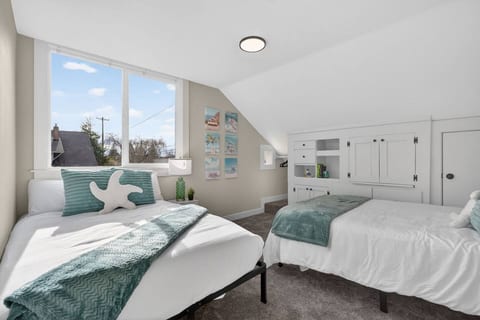 Cheese, Coast & Comfort | RV Parking | King beds