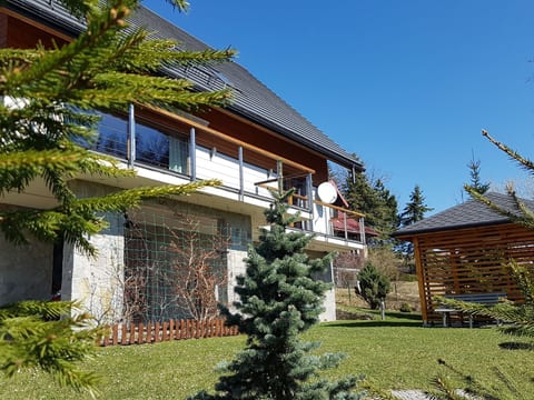 in den Bergen, Villa mit Panoramaterrasse