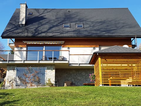 in den Bergen, Villa mit Panoramaterrasse