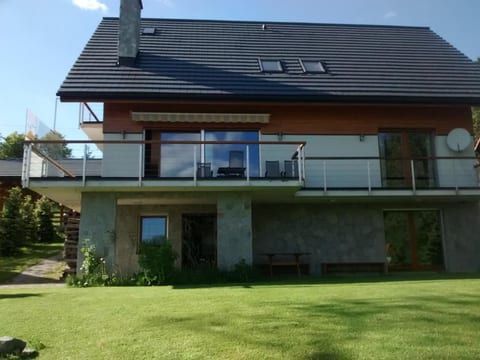 in den Bergen, Villa mit Panoramaterrasse