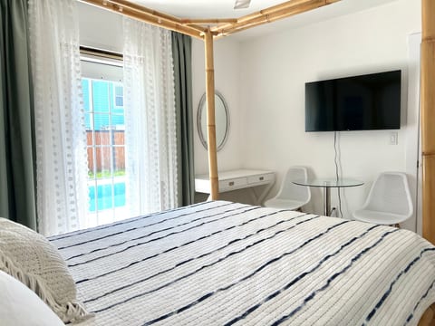 Ruhiges Zimmer mit tropischem Pool und Strandzugang
