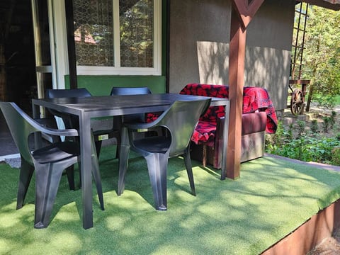 Freistehendes Haus mit eingezäuntem Grundstück an einer Lagune