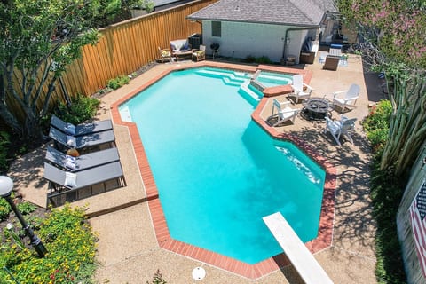 Fully fenced private yard with a giant pool (can be heated for an extra fee), and 8-person spa, loungers, and multiple sit down areas. Please note the diving board was removed recently.