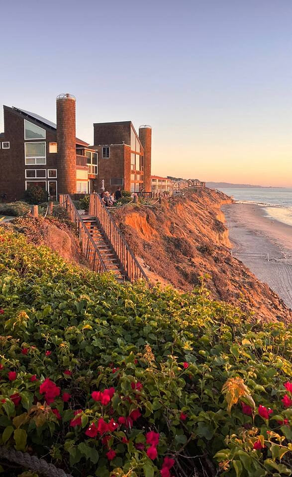 A delightful 2-minute stroll across the grounds of Seaside Shores leads you to the communal observation deck and sitting area. The Pacific Ocean is the star of the show, offering a majestic backdrop for the nightly tradition of sunset viewings.