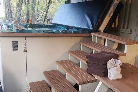 Relax after a long day of sight seeing or entertain your family & friends to this luxurious hot tub that can fit about 6-7 adults!
