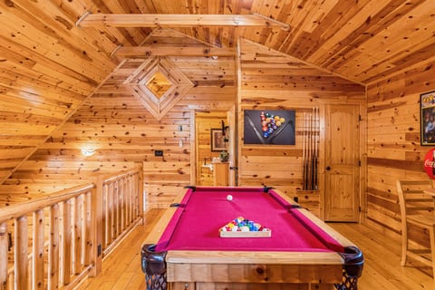 Shoot pool to chill in the evening