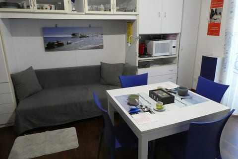 •	Living room with fully equipped kitchen (oven, dishwasher, microwave, kettle, pod coffee machine, moka), dining table for 4–6, large fridge with freezer, sofa bed (80x200 cm convertible into a double bed 140x200 cm), Smart TV, mini stereo, desk with printer, books, small balcony