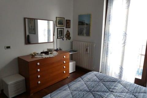 Bedroom with queen-size bed (160x200), large wardrobe, chest of drawers, balcony