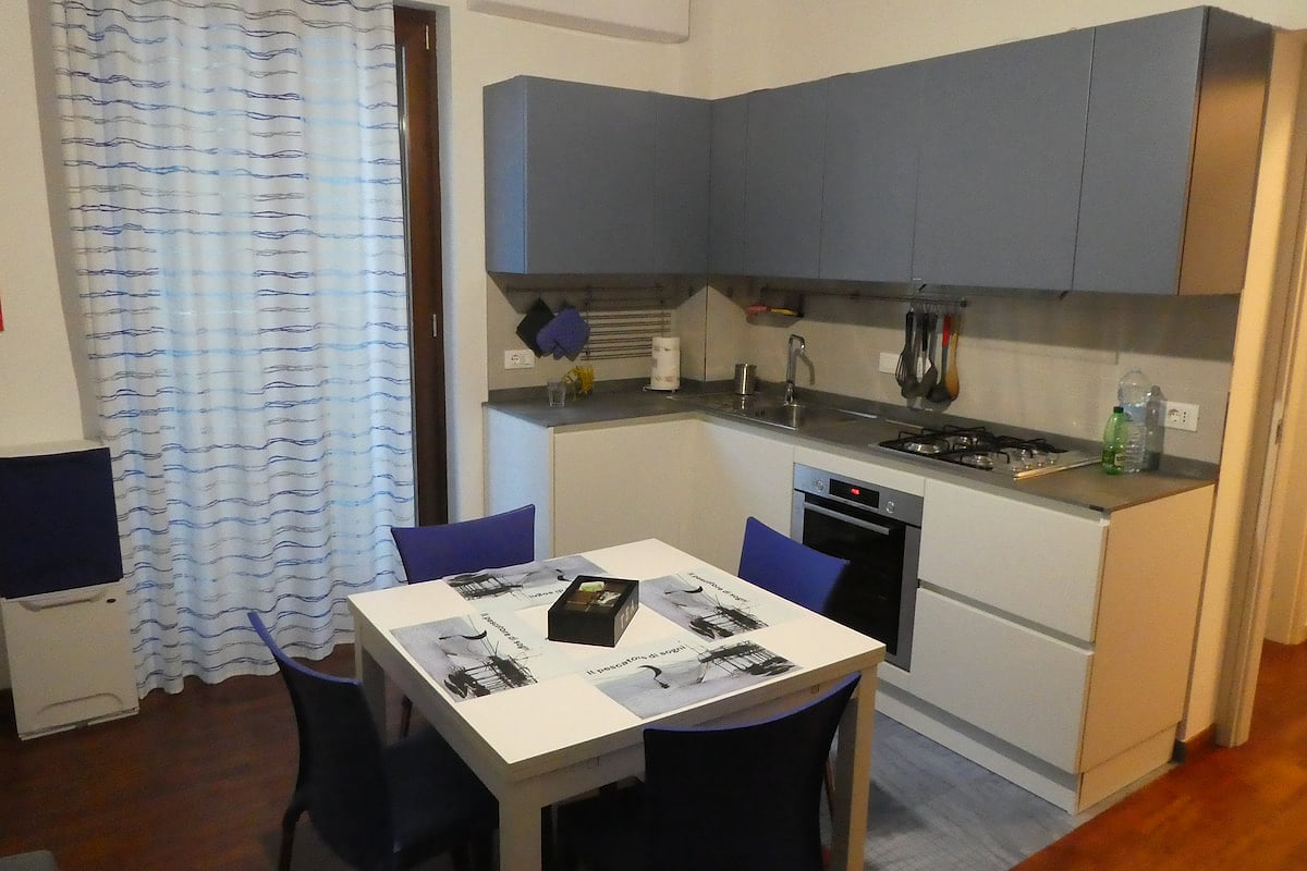 •	Living room with fully equipped kitchen (oven, dishwasher, microwave, kettle, pod coffee machine, moka), dining table for 4–6, large fridge with freezer, sofa bed (80x200 cm convertible into a double bed 140x200 cm), Smart TV, mini stereo, desk with printer, books, small balcony