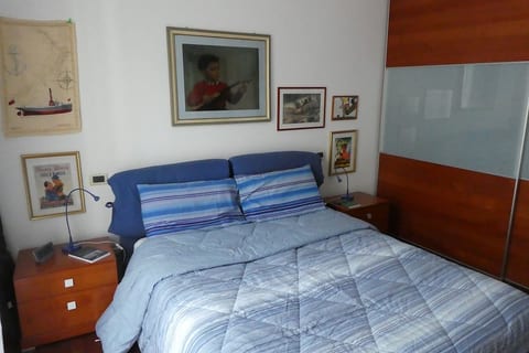 Bedroom with queen-size bed (160x200), large wardrobe, chest of drawers, balcony