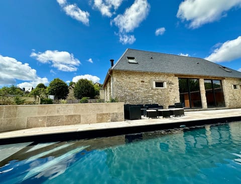 Piscine chauffée, plage immergée pour tous. Un oasis aquatique au cœur de la campagne périgourdine.