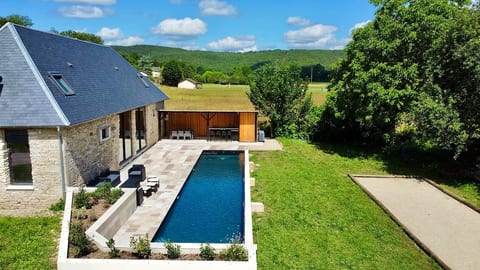 Piscine au sel chauffée, 16m pour nager. Liner noir, eau cristalline, parfaite pour se rafraîchir en Périgord.