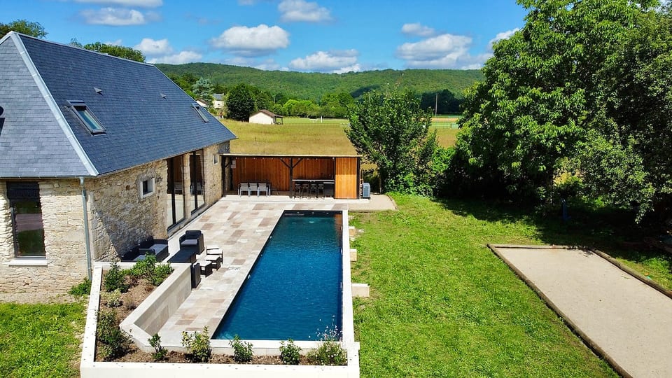 Piscine au sel chauffée, 16m pour nager. Liner noir, eau cristalline, parfaite pour se rafraîchir en Périgord.