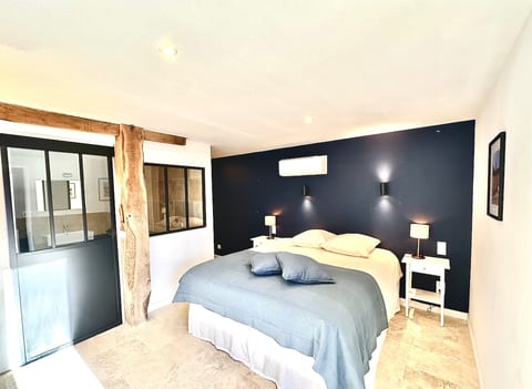 Chambre Sarlat, climatisée, lit king size, wifi. Parfaite pour se ressourcer après une excursion aux Grottes de Lascaux ou une balade dans Sarlat.