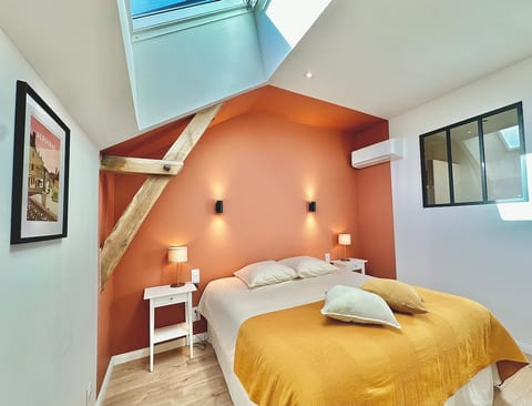 Chambre cosy, climatisée, teintes douces. Idéale pour rayonner entre vignobles, marchés et châteaux du Périgord Pourpre.