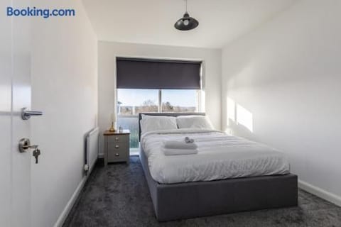 Bright & New 2-Bed Flat with Balcony & Parking