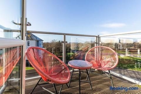 Bright & New 2-Bed Flat with Balcony & Parking