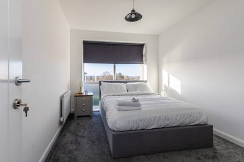 Bright & New 2-Bed Flat with Balcony & Parking