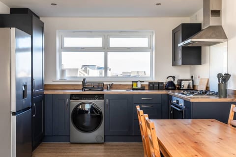 Bright & New 2-Bed Flat with Balcony & Parking