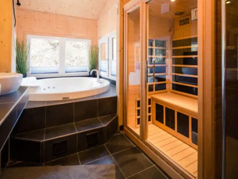 #23 mir IR-Sauna und Sprudelbad Innen