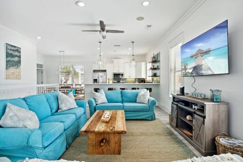 *Note that there are new gray sofas here, we will have updated photos soon*