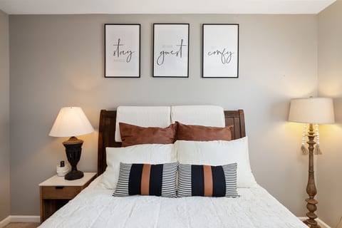 Bedroom 2 (queen size bed)