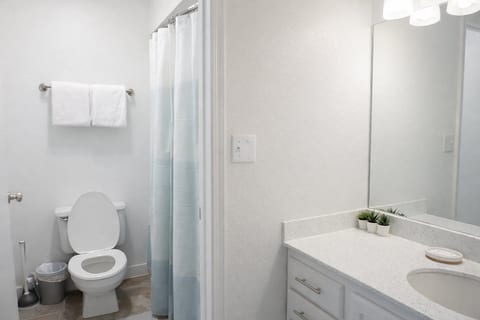 Down Town , Studio Apt., King Bed, Self Check-In