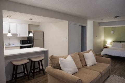 Down Town , Studio Apt., King Bed, Self Check-In