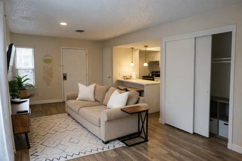 Down Town , Studio Apt., King Bed, Self Check-In