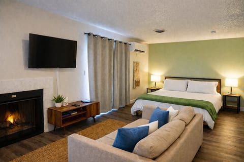 King Bed * Down Town * Comfortable Studio Apt.