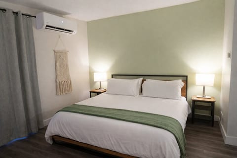 King Bed * Down Town * Comfortable Studio Apt.
