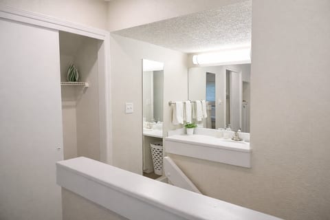 Two Bedroom Loft, King Beds, Down Town Convenience