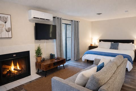 Charming Studio•Amazing Location•King-Size Bed