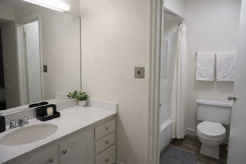 Charming Studio•Amazing Location•King-Size Bed
