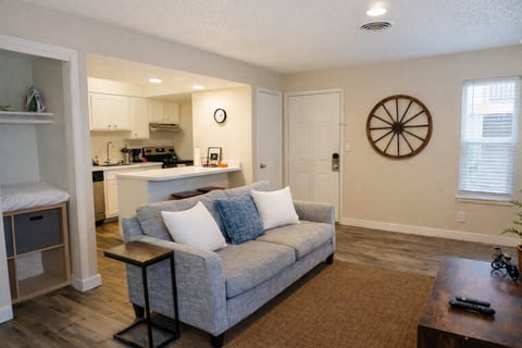 Charming Studio•Amazing Location•King-Size Bed
