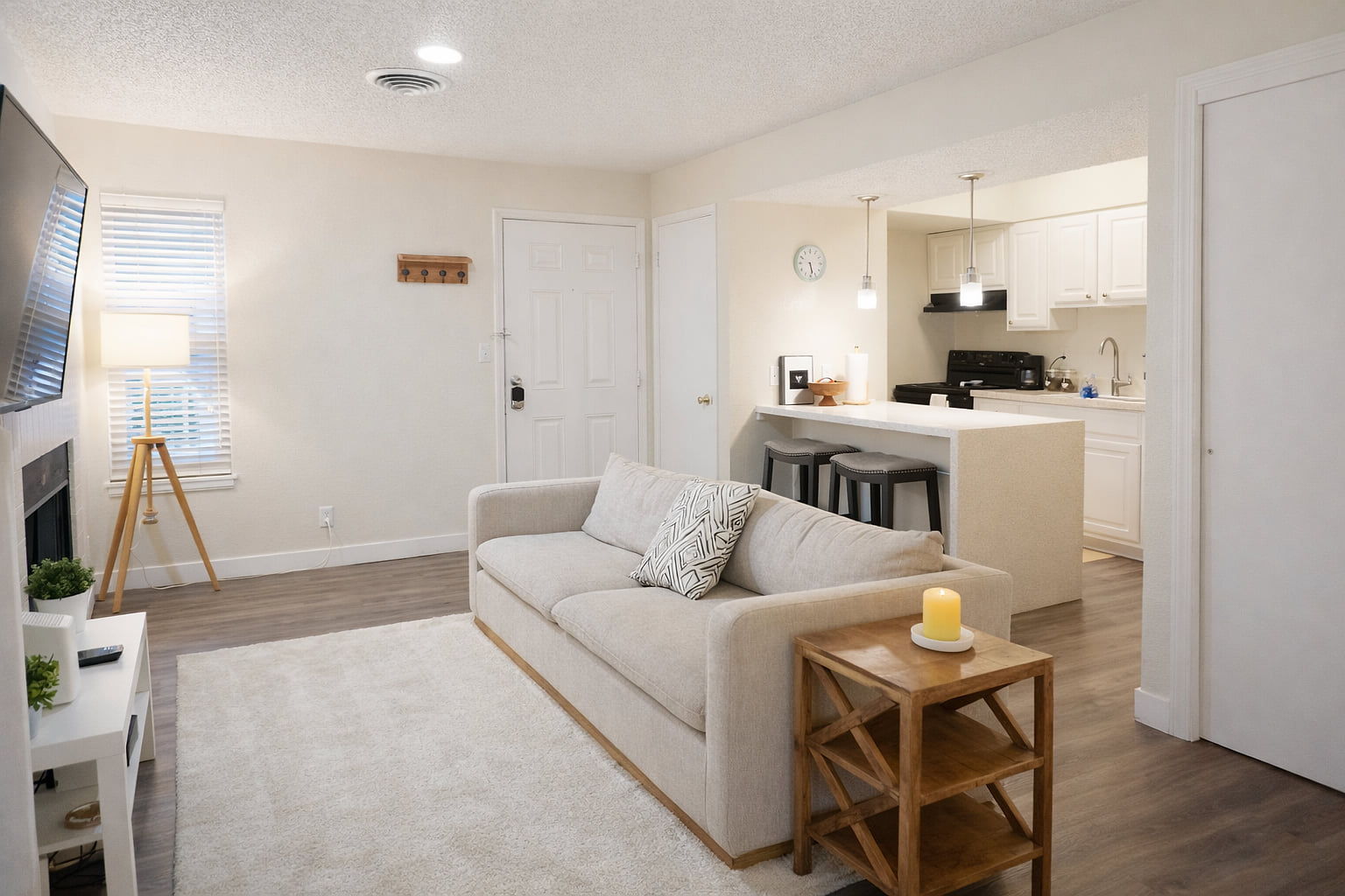 Down Town, Award Winning KING Bed, Self Check-In