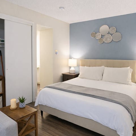 Down Town, Award Winning KING Bed, Self Check-In