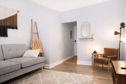 Downtown Gem • King Bed • Fast WIFI