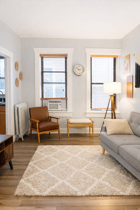Downtown Gem • King Bed • Fast WIFI