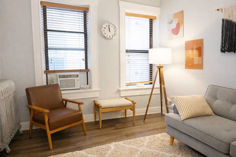 Downtown Gem • King Bed • Fast WIFI
