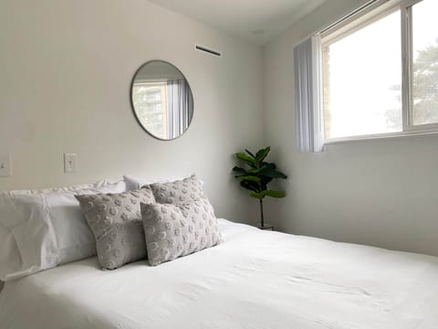 Convenient Downtown Location * Queen Bed * Self Check-In