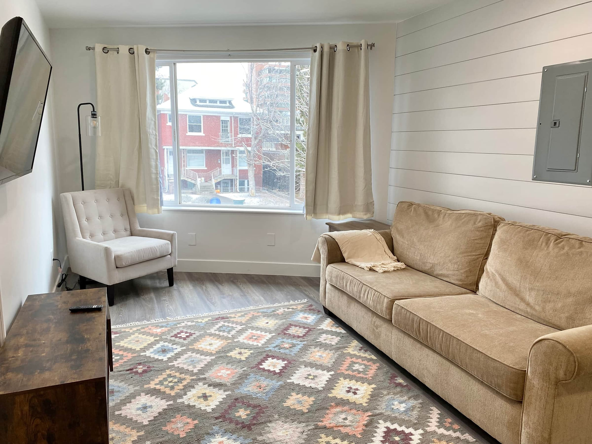 Convenient Downtown Location * Queen Bed * Self Check-In