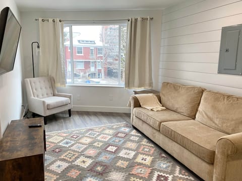 Convenient Downtown Location * Queen Bed * Self Check-In