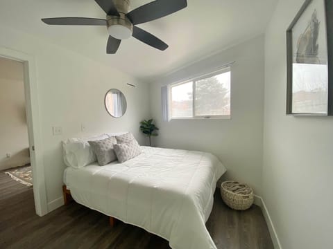 Convenient Downtown Location * Queen Bed * Self Check-In