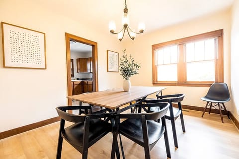 Charming 4-Bedroom Home●Fast Wifi●Perfect Location