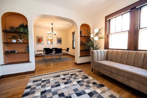 Charming3Bdrm ●Great Location ●Award Winning Beds