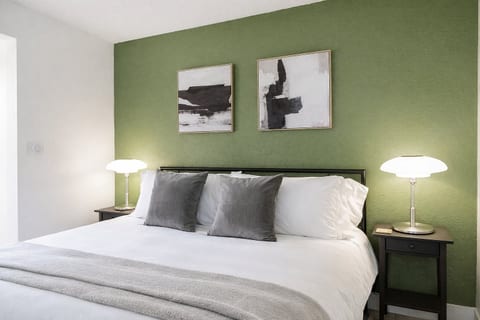 Downtown Studio: Urban Comfort