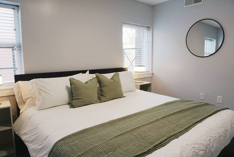 Modern Downtown Apartment • Walk to Restaurants